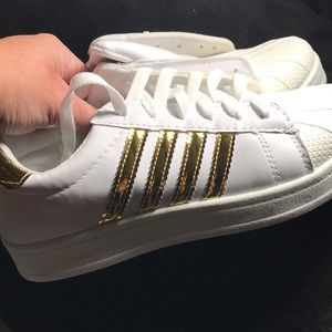 Superstar gold stripe sneakers sz 7.5, no logo,